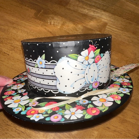 MARY ENGELBREIT LARGE FLORAL & BOW HAT And STORAGE BOX 10.5" X 9" X 3" W/tag - Picture 3 of 8